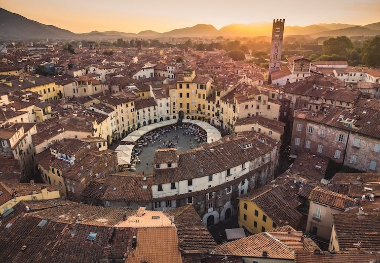 Tour Privato a Lucca e Pranzo presso una Winery